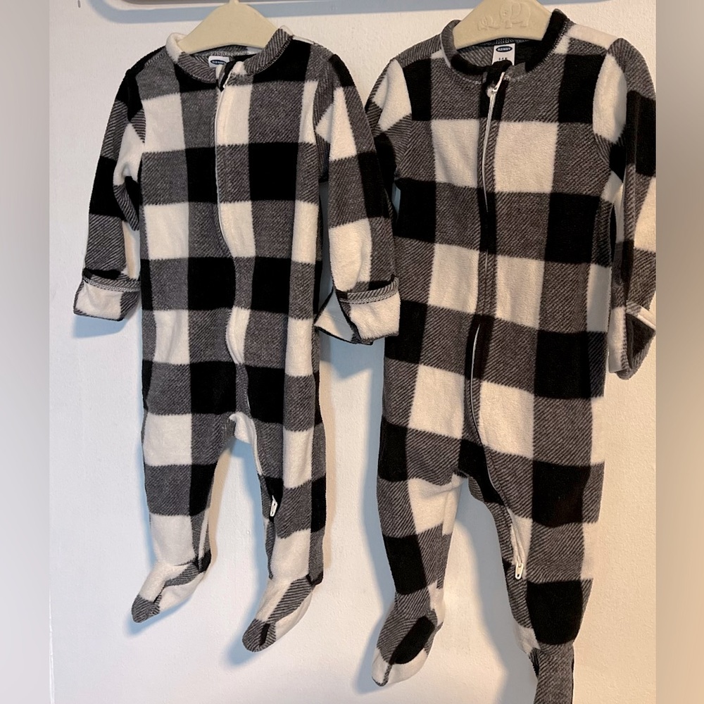 Old Navy Fleece Black and White Checkered Sleeper|Size:3-6months/6-9months - Picture 3 of 14